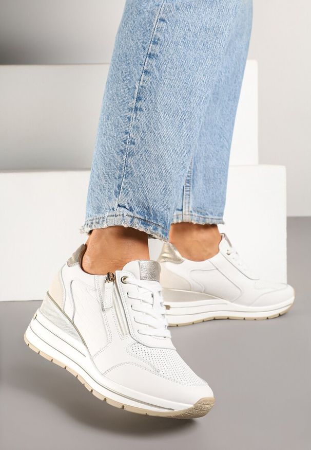 Born2be - Białe Skórzane Sneakersy na Koturnie Ozdobione Suwakiem Pirival. Okazja: na co dzień. Kolor: biały. Materiał: skóra. Wzór: aplikacja. Obcas: na koturnie