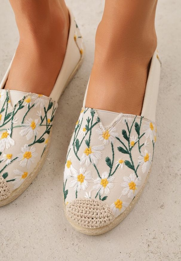 Renee - Beżowe Espadryle Ozdobione Kwiatowym Haftem i Plecionką Kiranth. Okazja: na co dzień. Kolor: beżowy. Materiał: jeans. Wzór: aplikacja, haft, kwiaty. Sezon: lato. Styl: elegancki, casual