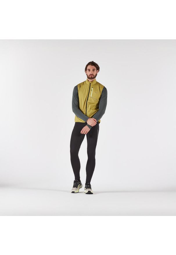 KIPRUN - Kamizelka do biegania męska Kiprun Run 500. Kolor: żółty, wielokolorowy, zielony. Materiał: poliester, materiał, elastan. Długość rękawa: bez rękawów. Sport: bieganie