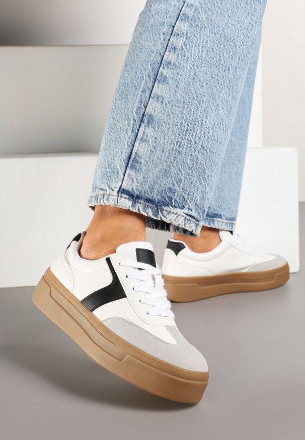 Renee - Biało-Czarne Sneakersy na Grubej Podeszwie w Stylu Kultowych Tenisówek Hanelith. Okazja: na co dzień. Kolor: biały. Materiał: jeans