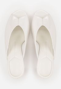 Renee - Białe Klapki Peep Toe na Szpilce z Lakierowanym Połyskiem Sharvyra. Nosek buta: otwarty. Kolor: biały. Materiał: lakier. Obcas: na szpilce. Wysokość obcasa: średni #2