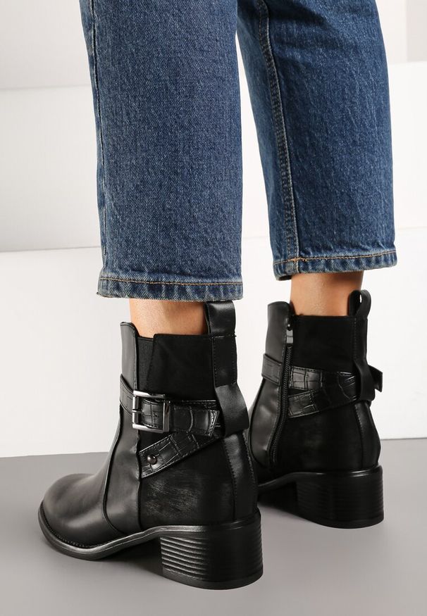 Born2be - Czarne Botki na Obcasie Ozdobione Paskiem i Klamrą Etintha. Okazja: na co dzień. Zapięcie: klamry. Kolor: czarny. Materiał: jeans. Wzór: aplikacja. Obcas: na obcasie. Styl: wizytowy, casual. Wysokość obcasa: średni