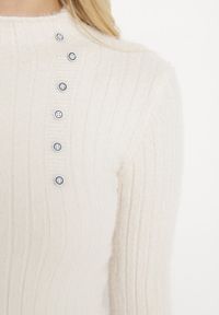 Born2be - Jasnobeżowy Wełniany Sweter z Dłuższym Włosiem i Ozdobnymi Guzikami Avelio. Kolor: beżowy. Materiał: wełna. Długość: długie #3