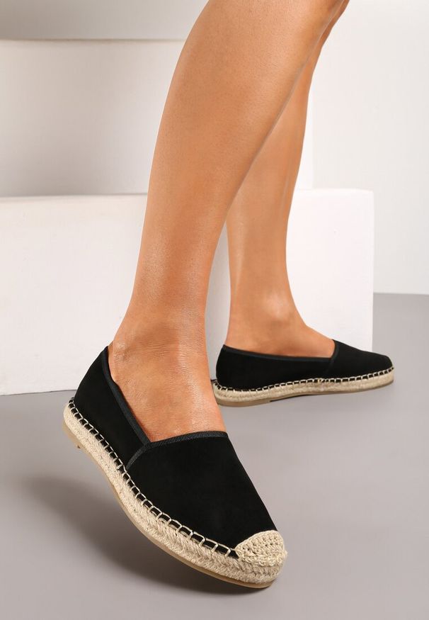 Born2be - Czarne Espadryle Kleorelia. Nosek buta: okrągły. Zapięcie: bez zapięcia. Kolor: czarny. Wzór: aplikacja. Obcas: na płaskiej podeszwie. Styl: wakacyjny