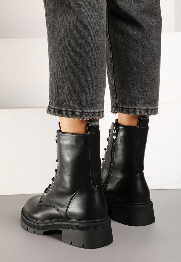 Born2be - Czarne Płaskie Sznurowane Botki w Stylu Workerów z Metaliczną Aplikacją Resika. Okazja: na co dzień. Kolor: czarny. Materiał: jeans. Wzór: aplikacja. Styl: elegancki, casual