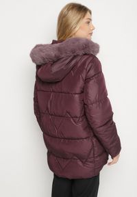 Born2be - Ciemnofioletowa Pikowana Kurtka z Kapturem z Futerkiem Tevea. Okazja: na spotkanie biznesowe, do pracy, na spacer. Typ kołnierza: kaptur. Kolekcja: plus size. Kolor: fioletowy. Materiał: futro. Styl: klasyczny, biznesowy, elegancki #4