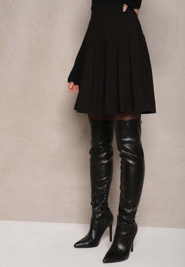 Renee - Czarna Spódnica z Wiskozą o Rozkloszowanym Kroju z Plisami i Gumką w Pasie w Stylu Preppy Iliola. Okazja: na co dzień. Kolor: czarny. Materiał: wiskoza. Styl: casual, elegancki
