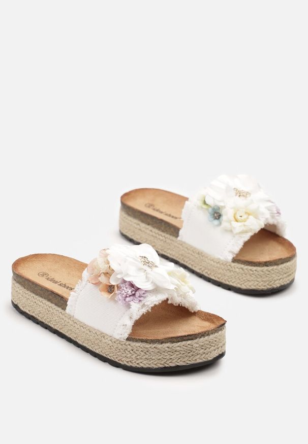 Renee - Białe Klapki na Plecionej Podeszwie z Ozdobną Aplikacją z Kwiatami Janilora. Okazja: na co dzień. Nosek buta: otwarty. Kolor: biały. Wzór: aplikacja, kwiaty. Sezon: lato. Styl: casual, elegancki, wakacyjny