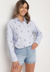 Born2be - Niebiesko-Granatowa Koszula o Kroju Oversize w Paski Zdobiona Haftem w Serca Nitariena. Okazja: do pracy, na spotkanie biznesowe, na co dzień. Typ kołnierza: kołnierzyk klasyczny. Kolor: niebieski. Materiał: bawełna, materiał. Długość rękawa: długi rękaw. Długość: długie. Wzór: haft, paski, aplikacja. Styl: klasyczny, casual, elegancki, biznesowy