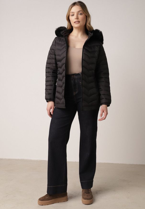 Born2be - Czarna Pikowana Kurtka Przejściowa z Kapturem i Ściągaczami po Bokach Fezika. Okazja: na spacer, na co dzień. Typ kołnierza: kaptur. Kolor: czarny. Materiał: futro, poliester, jeans. Styl: casual