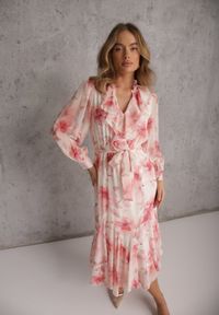 Renee - Różowa Eteryczna Sukienka Zdobiona Falbankami i Wiązanym Paskiem Rhelaith. Okazja: na imprezę, na randkę. Typ kołnierza: kołnierz z falbankami. Kolor: różowy. Materiał: poliester. Wzór: aplikacja. Styl: boho #6