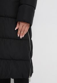 Born2be - Czarna Długa Kurtka Zapinana na Suwak i Napy z Kapturem Tasperia. Okazja: do pracy, na co dzień, na spotkanie biznesowe. Typ kołnierza: kaptur. Kolor: czarny. Materiał: jeans. Długość rękawa: długi rękaw. Długość: długie. Styl: casual, elegancki, biznesowy #5