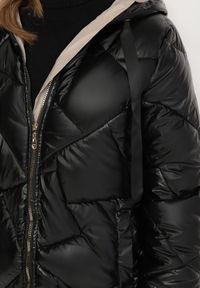 Born2be - Czarna Długa Pikowana Kurtka z Kapturem i Ściąganymi Sznurkami Norezi. Okazja: na co dzień. Typ kołnierza: kaptur. Kolor: czarny. Materiał: jeans. Długość: długie. Wzór: aplikacja. Sezon: zima. Styl: casual, elegancki #6