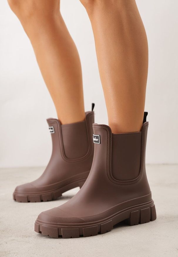 Renee - Brązowe Kalosze Typu Sztyblety z Antypoślizgową Podeszwą Volenne. Kolor: brązowy. Materiał: jeans. Styl: klasyczny