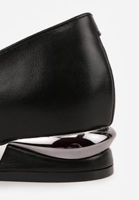 Renee - Czarne Czółenka Vices ze Skórzaną Wkładką Zdobione Metaliczną Aplikacją Asivina. Okazja: na co dzień, na imprezę. Kolor: czarny. Materiał: skóra. Wzór: aplikacja. Obcas: na obcasie. Styl: casual. Wysokość obcasa: niski #9