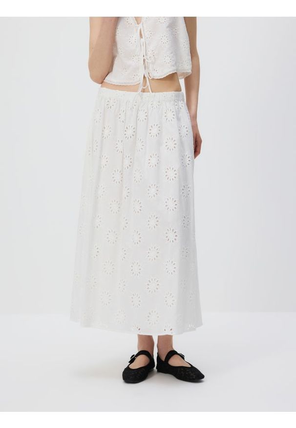Reserved - Ażurowa spódnica midi - złamana biel. Materiał: bawełna. Wzór: ażurowy