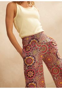 bonprix - Szerokie spodnie culotte z dżerseju z szerokim paskiem przeszytym cienkimi gumkami, dł. 7/8. Kolor: czarny. Materiał: jersey. Wzór: nadruk #2