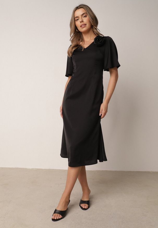 Born2be - Czarna Koktajlowa Sukienka VICES ze Zwiewnymi Rękawami i Kwiatową Aplikacją 3D Talilia. Okazja: na wesele, na ślub cywilny, na imprezę. Kolor: czarny. Wzór: aplikacja, kwiaty. Styl: wizytowy