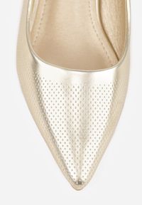 Born2be - Złote Sandały Slingback Vices na Słupku Zdobione Perforacją Telanisia. Okazja: na co dzień. Nosek buta: szpiczasty. Kolor: złoty. Materiał: jeans. Wzór: aplikacja. Obcas: na słupku. Styl: casual, elegancki #7