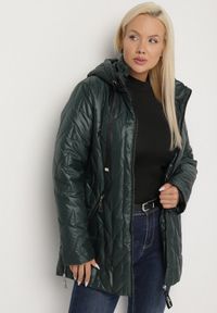 Born2be - Ciemnozielona Pikowana Kurtka Ozdobiona Pikowaniem z Odpinanym Kapturem Falerosa. Okazja: na spacer, na co dzień. Kolekcja: plus size. Kolor: zielony. Materiał: jeans. Wzór: aplikacja. Styl: casual