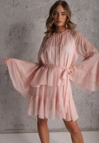 Renee - Różowa Eteryczna Sukienka z Falbanami i Wiązanym Paskiem w Talii Rivania. Kolor: różowy #4