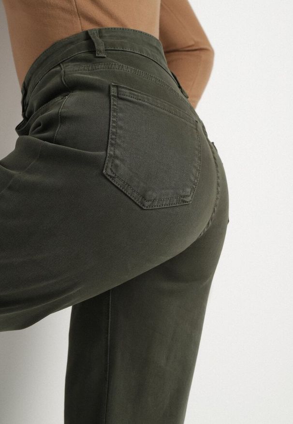 Born2be - Ciemnozielone Bawełniane Jeansy o Szerokim Kroju Violine. Okazja: na spacer. Stan: podwyższony. Kolor: zielony. Styl: elegancki, klasyczny