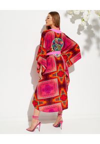 MYSTIQUE BEACH - Tunika maxi Tribal z kolorową czaszką. Kolor: różowy, wielokolorowy, fioletowy. Materiał: szyfon. Długość: długie. Wzór: kolorowy
