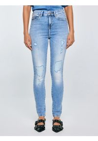 Big-Star - Jeansy damskie z wysokim stanem z przetarciami jasnoniebieskie Adela High Waist 156. Okazja: na co dzień. Stan: podwyższony. Kolor: niebieski. Styl: elegancki, casual