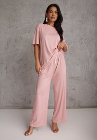 Renee - Różowy Oversizowy Komplet Zdobiony Cyrkoniami T-shirt i Spodnie Arnateia. Kolor: różowy. Wzór: aplikacja #5