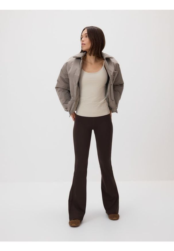 Reserved - Gładki top na ramiączkach - beżowy. Kolor: beżowy. Materiał: dzianina. Długość rękawa: na ramiączkach. Wzór: gładki