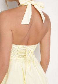 Born2be - Żółta Bawełniana Sukienka Vices Wiązana na Szyi Fenarea. Okazja: na co dzień, na imprezę. Kolor: żółty. Materiał: bawełna. Sezon: lato. Typ sukienki: proste. Styl: casual #4