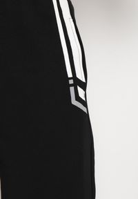 Born2be - Czarne Szorty Sportowe z Ozdobnymi Wstawkami i Gumką w Pasie Strila. Kolor: czarny. Styl: sportowy #4