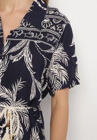 Born2be - Granatowa Koszulowa Sukienka z Wiskozy w Kwiatowy Wzór z Kieszeniami Eramira. Okazja: na co dzień. Kolor: niebieski. Materiał: wiskoza. Długość rękawa: długi rękaw. Wzór: kwiaty. Sezon: lato. Typ sukienki: koszulowe. Styl: elegancki, casual #7