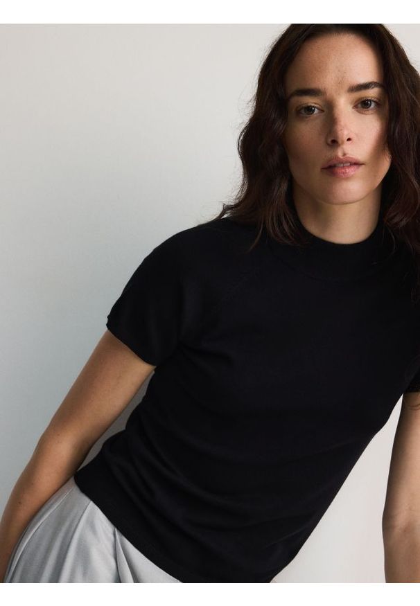 Reserved - Sweter z krótkimi rękawami - czarny. Kolor: czarny. Materiał: dzianina, wiskoza, włókno. Długość rękawa: krótki rękaw. Długość: krótkie