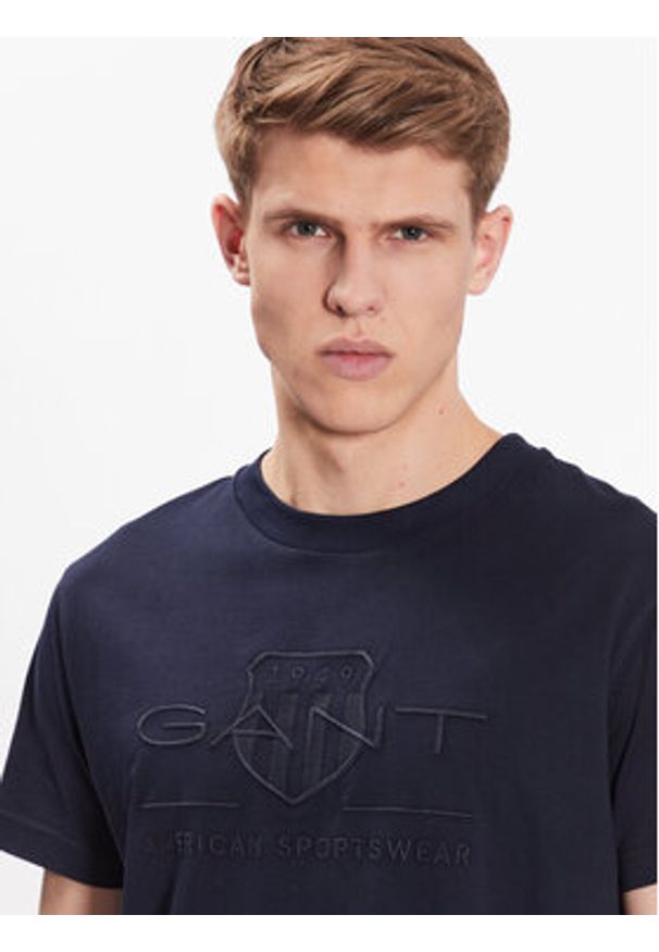 GANT - Gant T-Shirt Tonal Shield 2003140 Granatowy Regular Fit. Kolor: niebieski. Materiał: bawełna