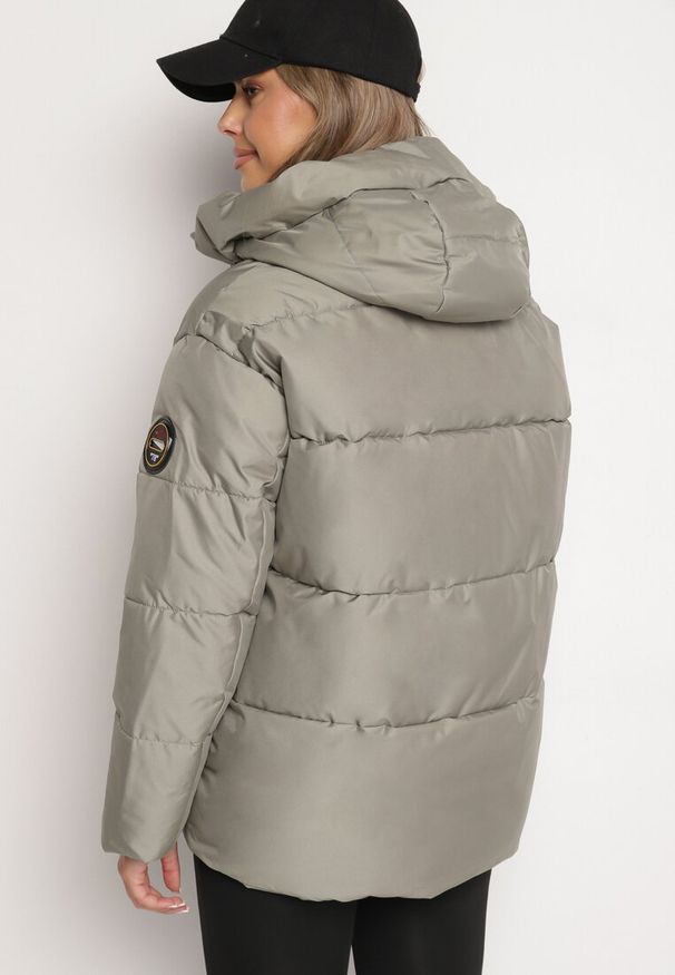 Born2be - Zielona Pikowana Kurtka Mocno Ocieplana Zdobiona Naszywką Leanith. Okazja: na co dzień. Kolekcja: plus size. Kolor: zielony. Długość: długie. Wzór: aplikacja. Materiał: jeans. Długość rękawa: długi rękaw. Sezon: zima, jesień. Styl: elegancki, casual