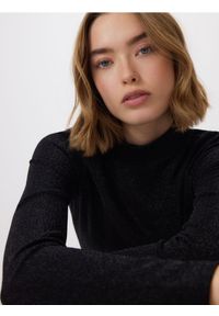 Reserved - Błyszczący golf - czarny. Typ kołnierza: golf. Kolor: czarny. Materiał: dzianina #1