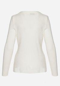 Born2be - Jasnobeżowy Sweter z Trójkątnym Dekoltem z Prążkowanej Dzianiny Derige. Okazja: na co dzień. Kolor: beżowy. Materiał: dzianina, prążkowany. Styl: casual #7