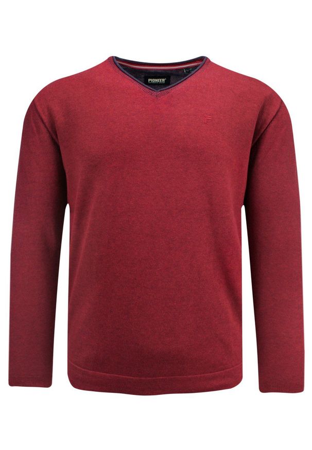 Lekki, Bawełniany Sweter Męski Pioneer - V-neck - Ceglany. Okazja: na co dzień. Kolor: czerwony. Materiał: bawełna. Styl: casual, elegancki