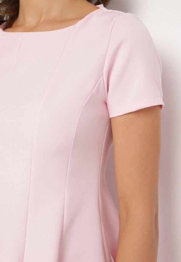 Born2be - Różowa Rozkloszowana Sukienka z Krótkim Rękawem i Ozdobnymi Przeszyciami Meporea. Okazja: na co dzień. Kolor: różowy. Długość rękawa: krótki rękaw. Styl: klasyczny, casual, elegancki