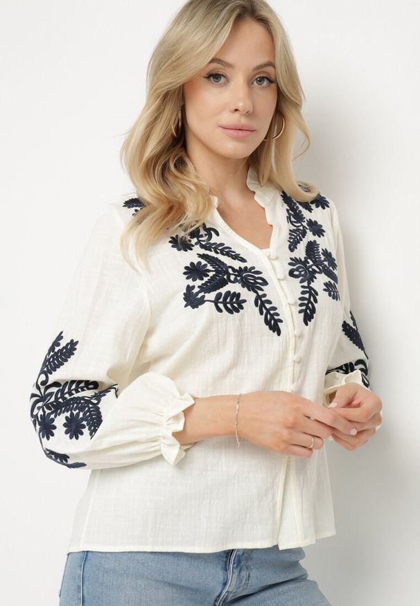 Born2be - Beżowa Koszula z Bawełną i Wiskozą Ozdobiona Haftem Naliven. Okazja: na co dzień. Kolor: beżowy. Materiał: wiskoza, bawełna. Wzór: aplikacja, haft. Styl: elegancki, casual