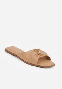 Renee - Ciemnobeżowe Klapki na Płaskiej Podeszwie Zdobione Metaliczną Aplikacją Winnessa. Okazja: na co dzień. Kolor: beżowy. Materiał: jeans. Wzór: aplikacja. Obcas: na płaskiej podeszwie. Styl: casual #4