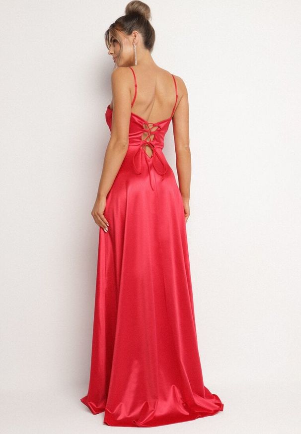 Born2be - Czerwona Rozkloszowana Sukienka na Ramiączkach z Gorsetowym Wiązaniem Katilian. Okazja: na wesele, na imprezę, na studniówkę, na ślub cywilny. Typ kołnierza: dekolt gorset. Kolor: czerwony. Materiał: poliester. Długość rękawa: na ramiączkach. Typ sukienki: gorsetowe. Styl: klasyczny, elegancki