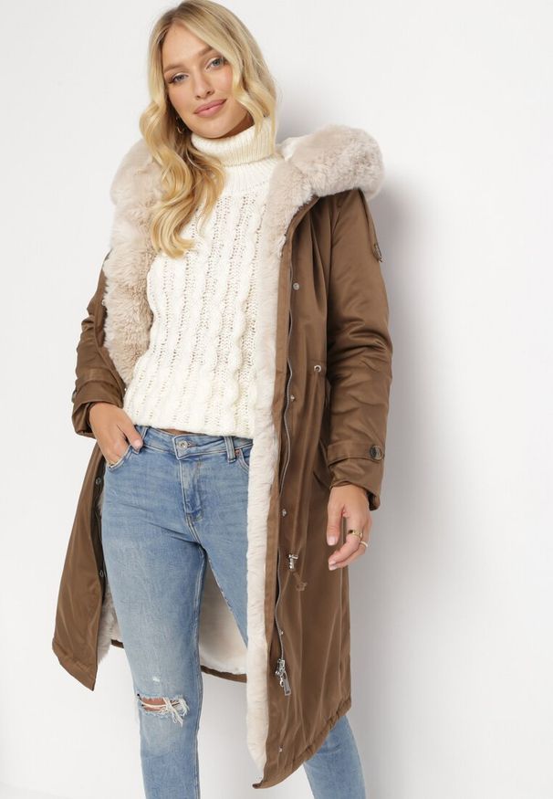 Born2be - Brązowa Nylonowa Kurtka Parka Płaszcz Ozdobiona Futerkiem Faelana. Okazja: do pracy, na spacer, na co dzień, na spotkanie biznesowe. Kolor: brązowy. Materiał: futro, nylon. Wzór: aplikacja. Styl: casual, biznesowy