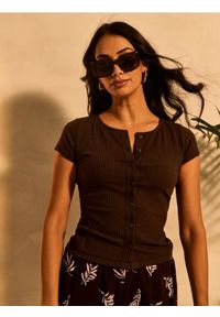 Sinsay - Prążkowana bluzka z guzikami - brązowy. Kolor: brązowy. Materiał: prążkowany #1