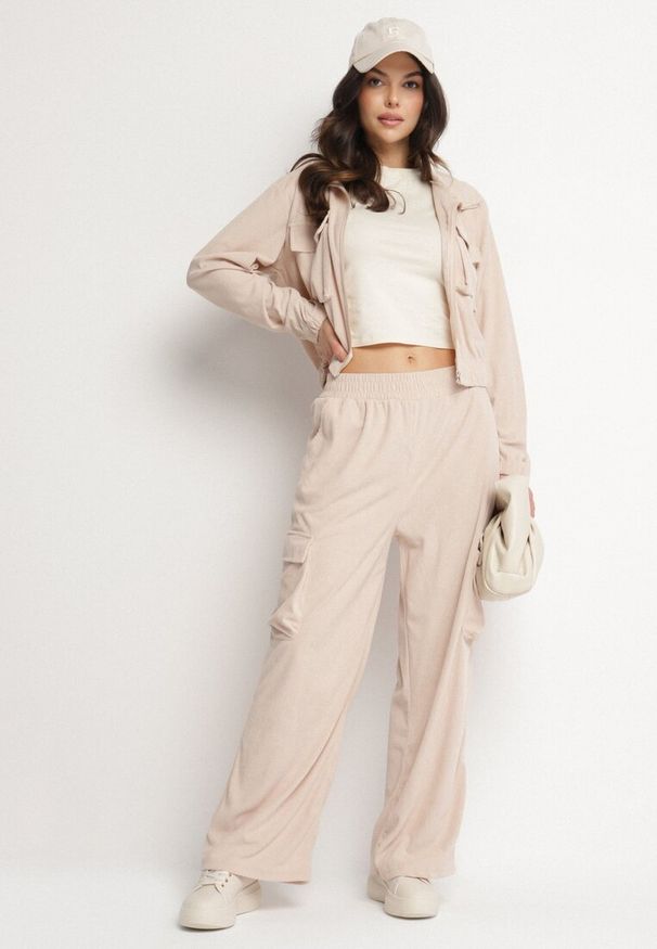 Born2be - Jasnobeżowy Komplet Dresowy w Stylu Cargo Bluza ze Stójką i Szerokie Spodnie Arritarra. Kolor: beżowy. Materiał: dresówka. Wzór: aplikacja