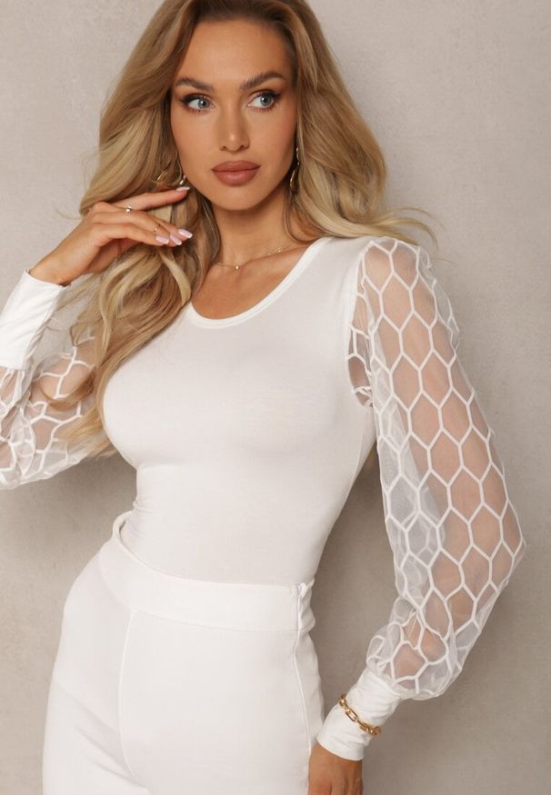 Renee - Biała Bluzka z Wiskozy Ozdobiona Koronkowymi Rękawami Ollivine. Kolor: biały. Materiał: koronka, wiskoza. Wzór: aplikacja. Styl: elegancki