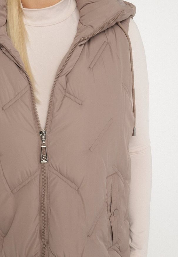 Born2be - Ciemnobeżowa Pikowana Kamizelka z Kapturem i Kieszeniami Esarivie. Okazja: na spacer. Typ kołnierza: kaptur. Kolekcja: plus size. Kolor: beżowy. Materiał: jeans