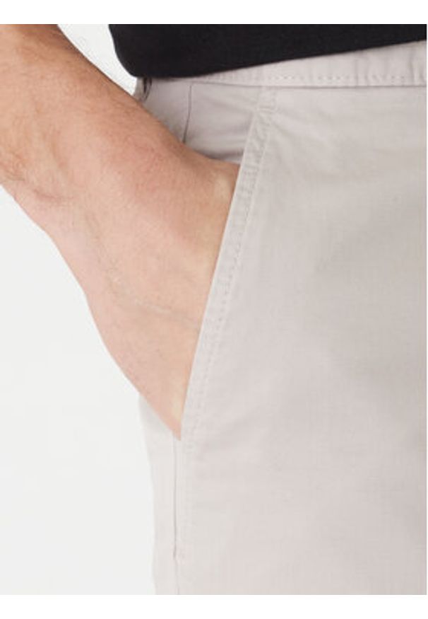BOSS Chinosy 50510933 Beżowy Slim Fit. Kolor: beżowy. Materiał: bawełna