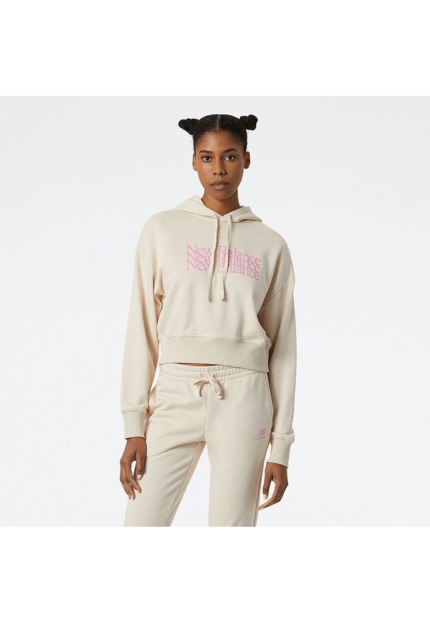Bluza New Balance WT21509CTU – beżowa. Typ kołnierza: kaptur. Kolor: beżowy. Materiał: dresówka, bawełna, poliester, materiał, prążkowany. Długość: krótkie. Wzór: nadruk, napisy